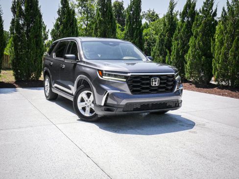 Used 2023 Honda Pilot LX image 2