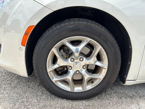 Used 2017 Chrysler Pacifica Limited FWD image 9