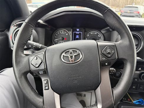 Used 2017 Toyota Tacoma TRD Off-Road image 15