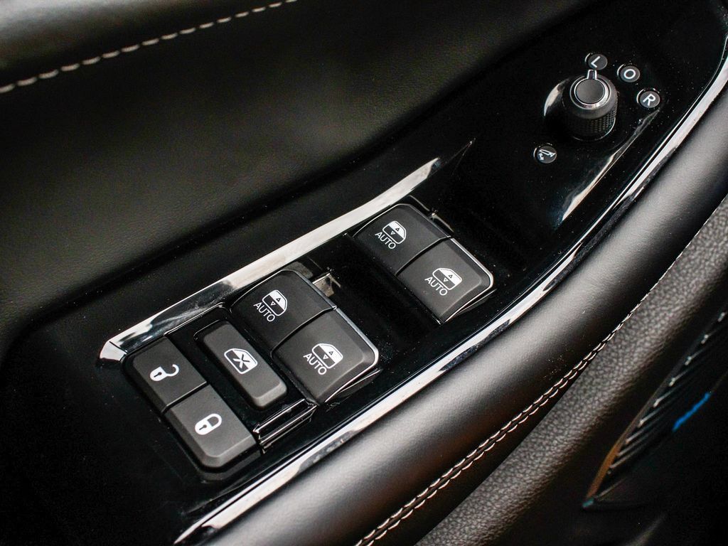 Used 2023 Jeep Grand Cherokee Overland w/ Luxury Tech Group IV AWD/4WD image 10