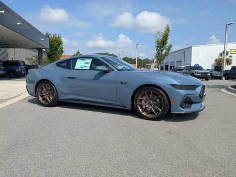 Used 2025 Ford Mustang GT Premium RWD image 2