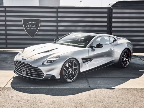 Used 2025 Aston Martin Vanquish RWD image 5