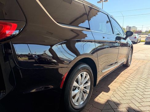 Used 2019 Chrysler Pacifica Touring-L image 11