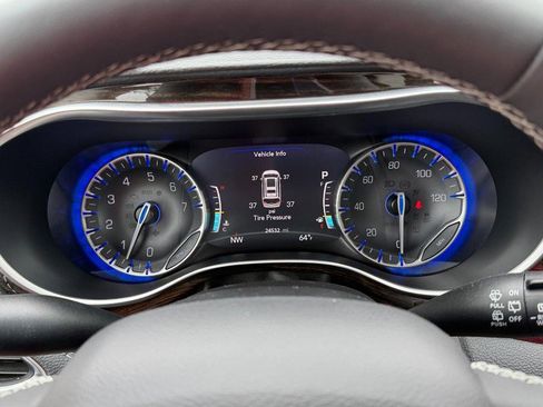 Used 2024 Chrysler Pacifica Limited FWD image 34