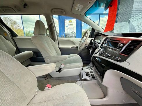 Used 2014 Toyota Sienna L FWD image 28