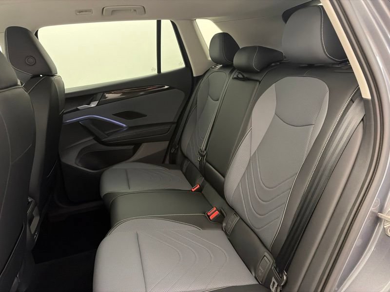 Used 2025 Volkswagen Tiguan SE w/ Panoramic Sunroof Package AWD/4WD image 15
