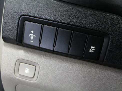 Used 2019 Kia Sedona LX image 11