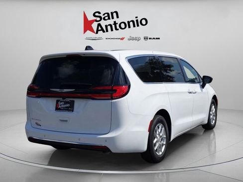 New 2026 Chrysler Pacifica Select image 8