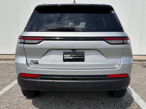 Used 2025 Jeep Grand Cherokee Altitude AWD/4WD image 6