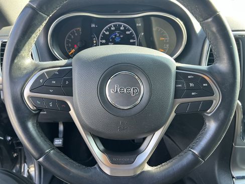 Used 2019 Jeep Grand Cherokee Laredo image 18