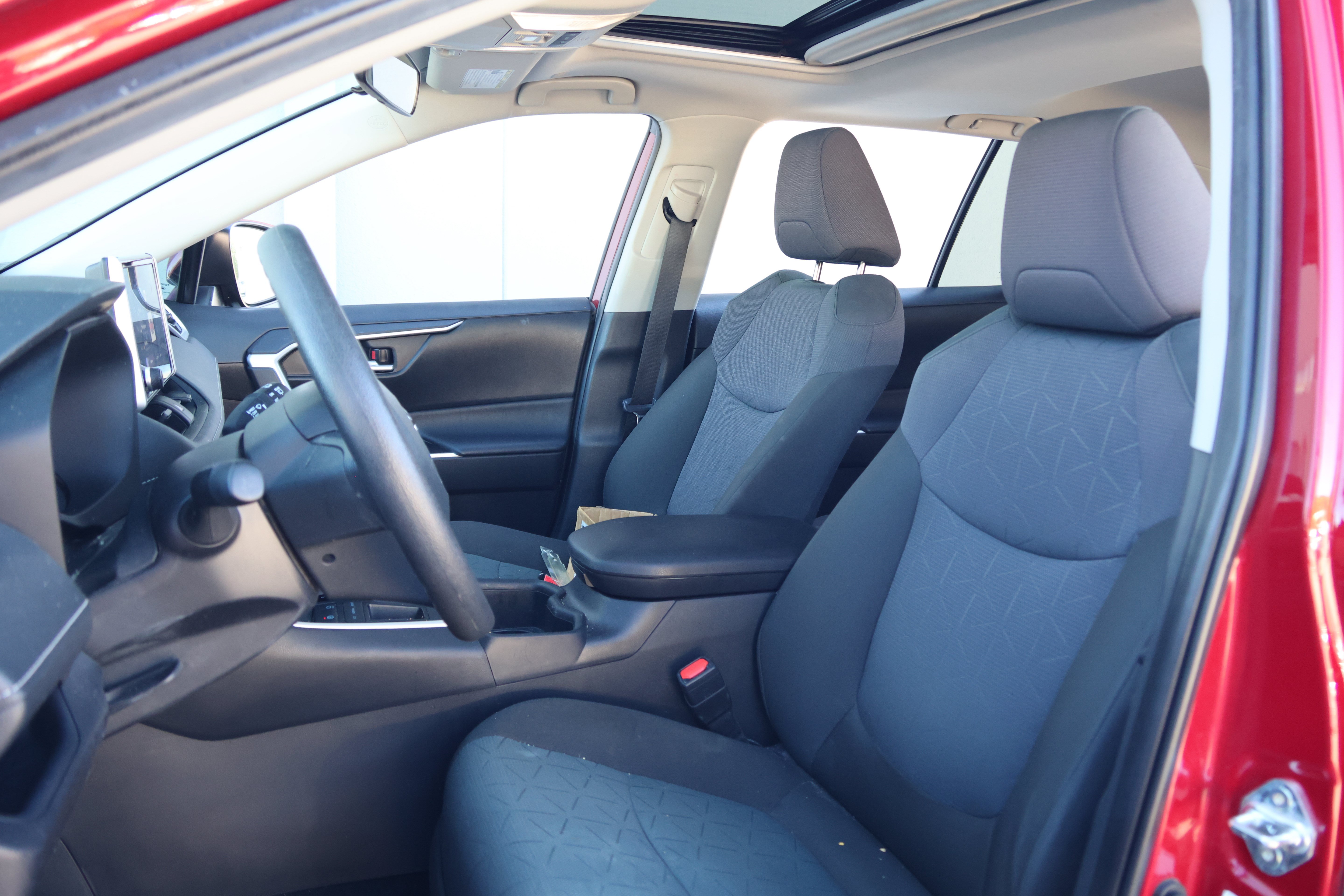 Used 2025 Toyota RAV4 XLE w/ Convenience Package FWD image 29