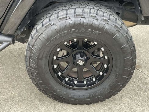 Used 2016 Jeep Wrangler Unlimited Rubicon w/ Dual Top Group image 9