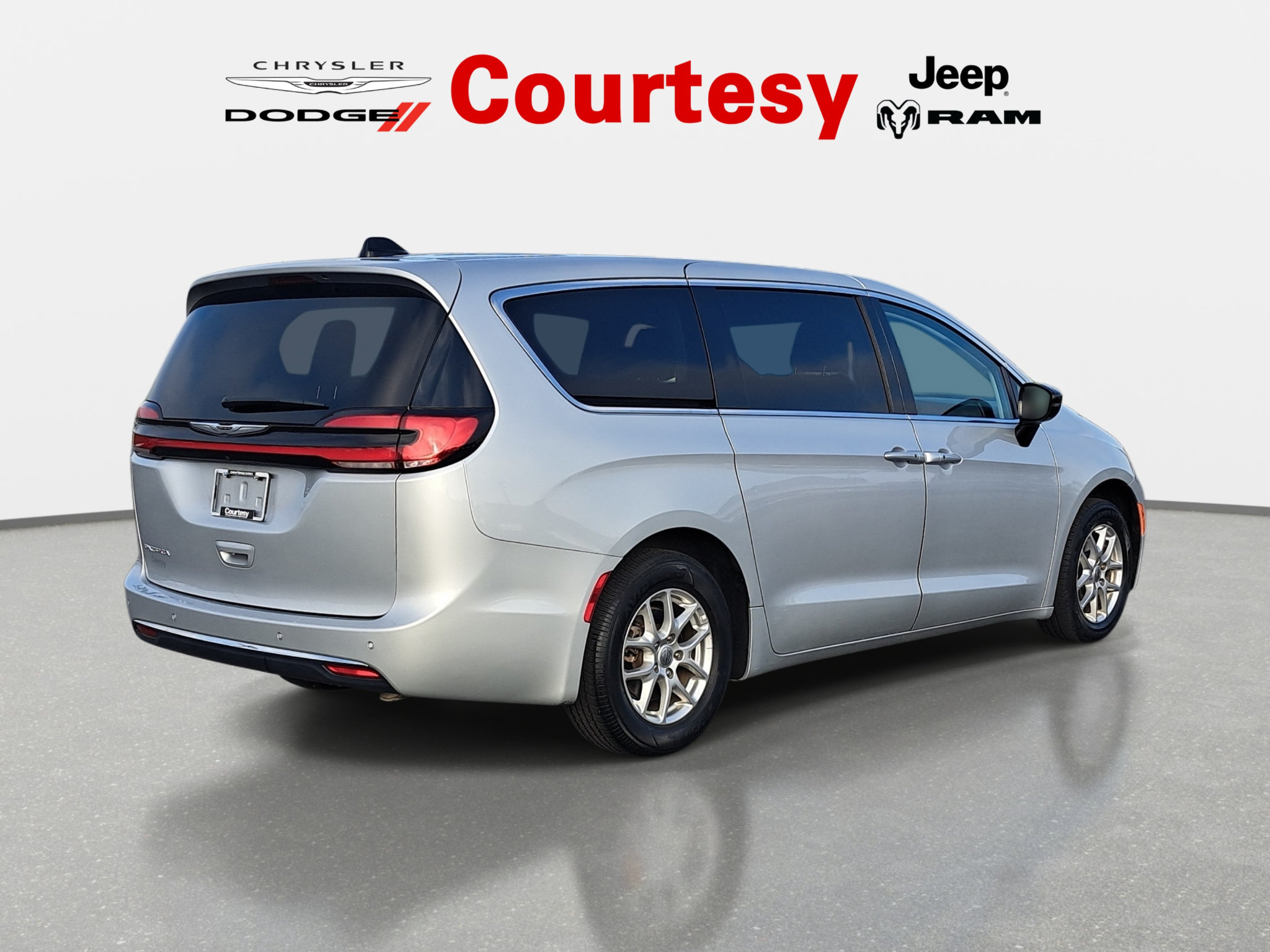 Used 2024 Chrysler Pacifica Touring-L FWD image 4