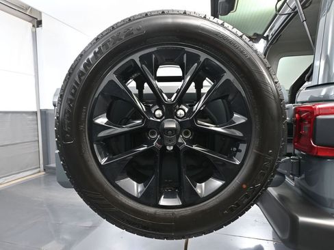 Used 2024 Jeep Wrangler Unlimited Sahara AWD/4WD image 15