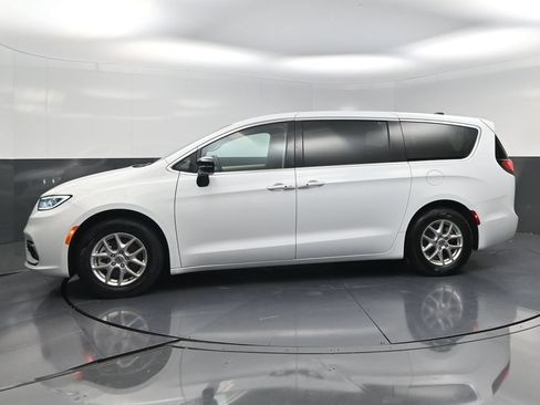 Used 2024 Chrysler Pacifica Touring-L FWD image 3
