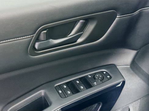 Used 2025 Nissan Pathfinder SV image 15