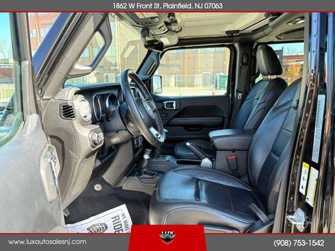 Used 2018 Jeep Wrangler Unlimited Sahara w/ Dual Top Group AWD/4WD image 16
