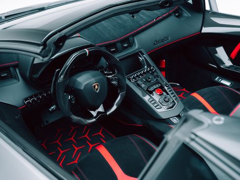 Used 2020 Lamborghini Aventador SVJ image 2