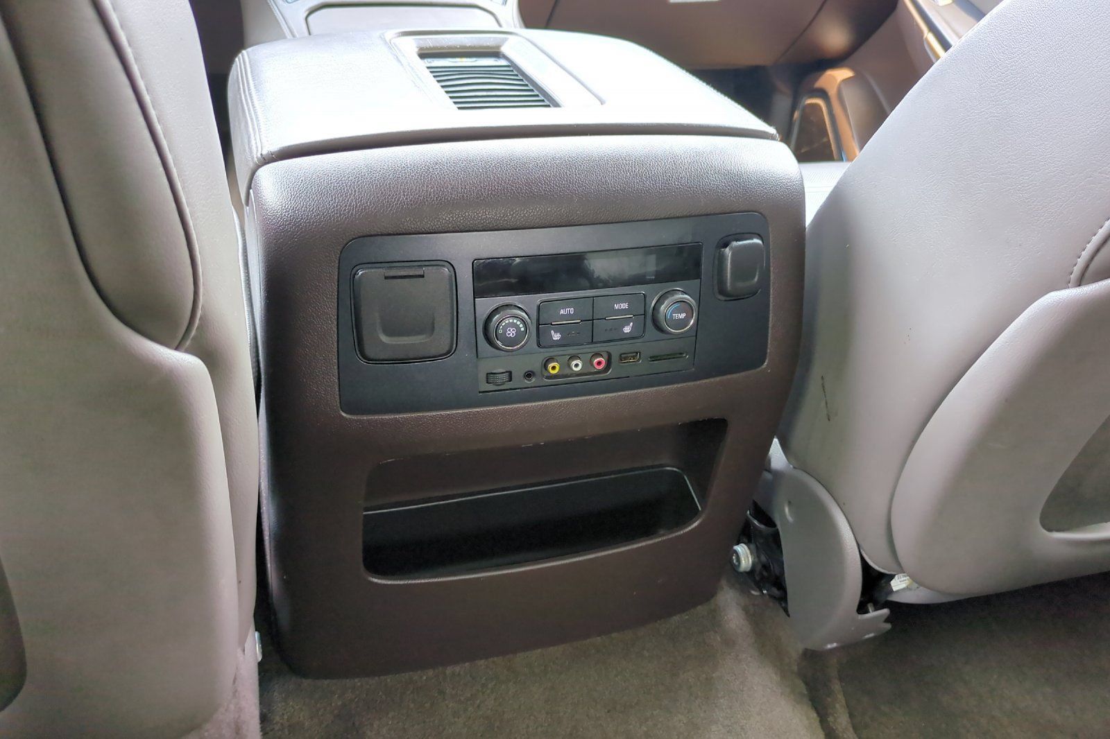 Used 2015 GMC Yukon Denali w/ Premium Package AWD/4WD image 40
