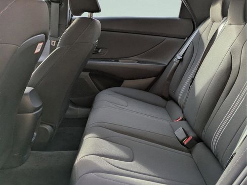 Used 2025 Hyundai Elantra SEL image 12