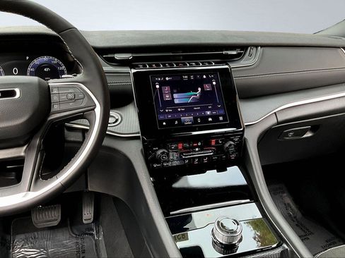 New 2025 Jeep Grand Cherokee Altitude image 7