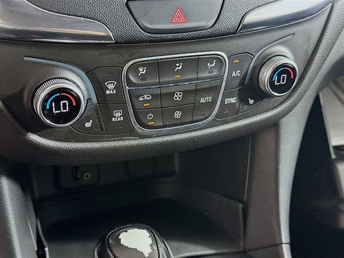 Used 2018 Chevrolet Equinox LT FWD image 23