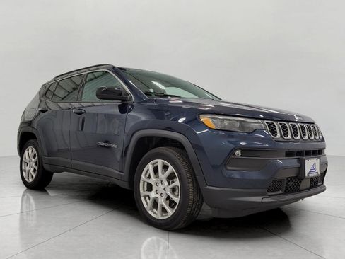 Used 2024 Jeep Compass Latitude w/ Sun and Sound Group AWD/4WD image 1