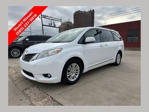 Used 2013 Toyota Sienna XLE w/ Entertainment Pkg image 1