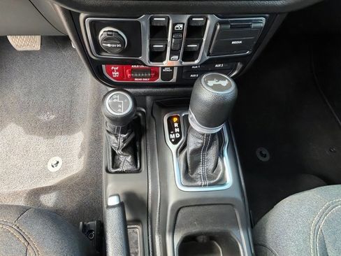 Used 2024 Jeep Wrangler Unlimited Sport AWD/4WD image 16