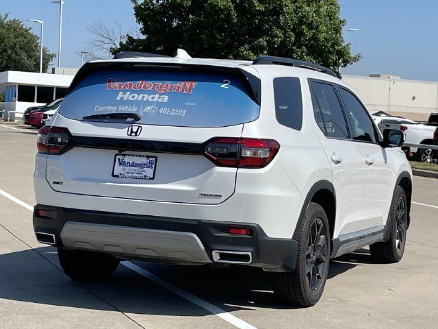 Used 2025 Honda Pilot Touring image 4