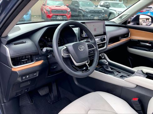 Used 2025 Toyota Grand Highlander FWD image 18