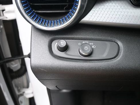 Used 2025 Chevrolet Trax LT w/ LT Convenience Package FWD image 16