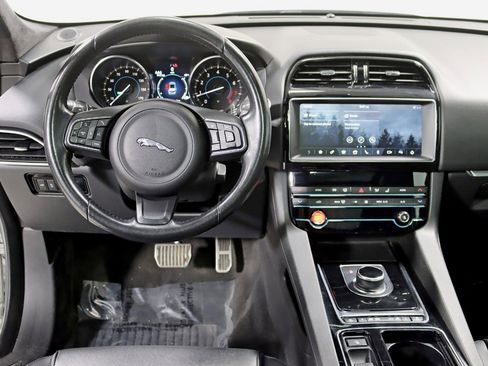 Used 2019 Jaguar F-PACE Premium image 15