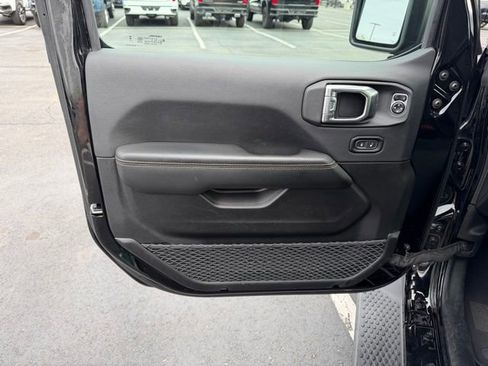 Used 2025 Jeep Wrangler Unlimited Sahara AWD/4WD image 18