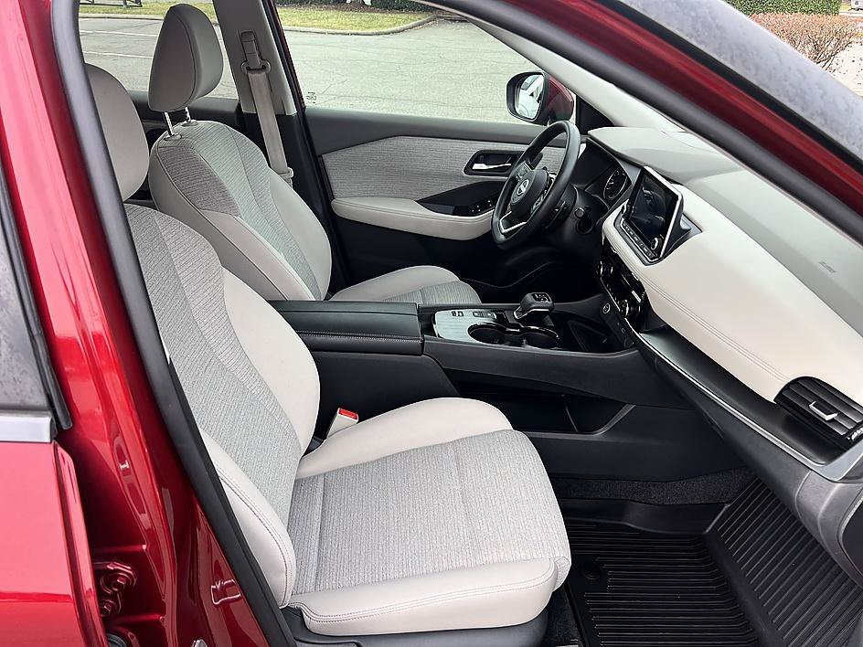Certified 2022 Nissan Rogue SV FWD image 16