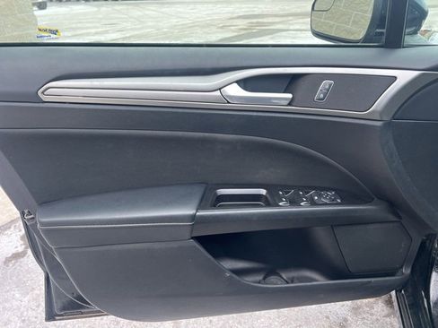 Used 2017 Ford Fusion SE w/ Fusion SE Technology Package image 20