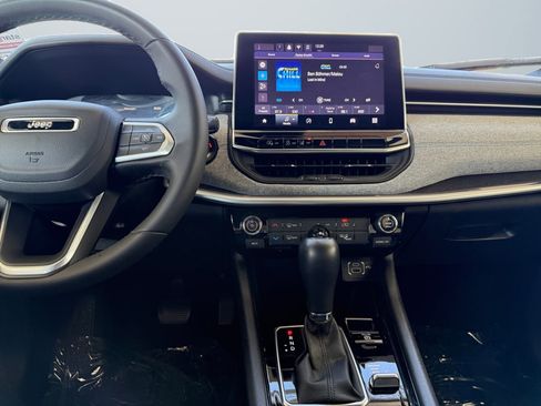 Used 2024 Jeep Compass Latitude image 9