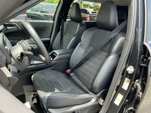 Used 2025 Mitsubishi Outlander AWD image 28
