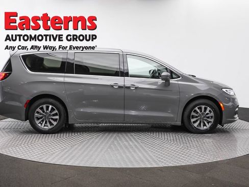 Used 2022 Chrysler Pacifica Touring-L FWD image 4