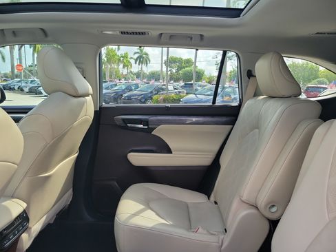 Used 2022 Toyota Highlander Platinum FWD image 16
