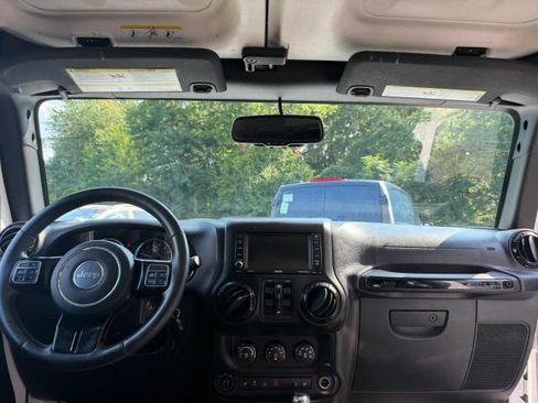 Used 2015 Jeep Wrangler Unlimited Sahara AWD/4WD image 15