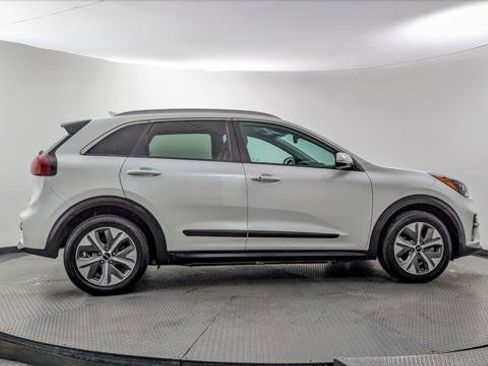 Used 2022 Kia Niro EX w/ Cold Weather Package FWD image 9