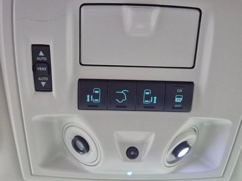Used 2009 Chrysler Town & Country Touring FWD image 21