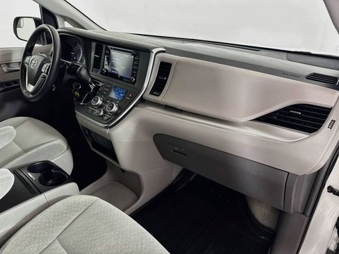 Certified 2018 Toyota Sienna LE FWD image 30