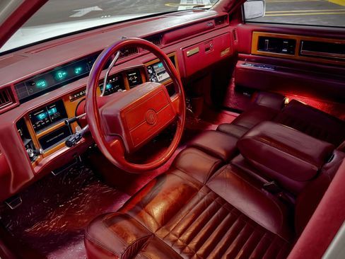 Used 1990 Cadillac Fleetwood 60 Special FWD image 17