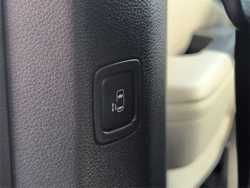 Used 2023 Kia Carnival LX image 28