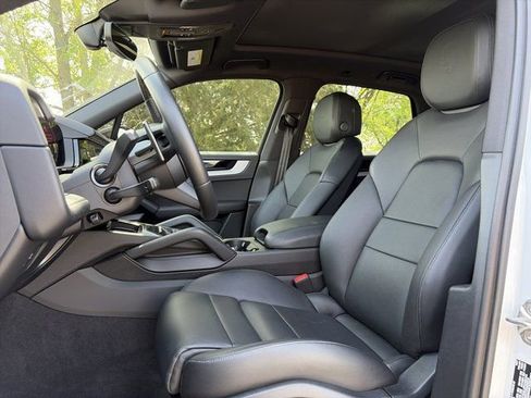 Used 2025 Porsche Cayenne image 15