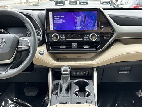 Certified 2024 Toyota Highlander XLE FWD image 31