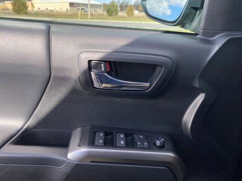 Used 2023 Toyota Tacoma Limited image 15