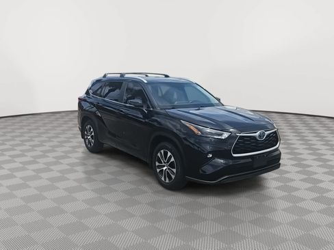 Used 2023 Toyota Highlander XLE FWD image 2